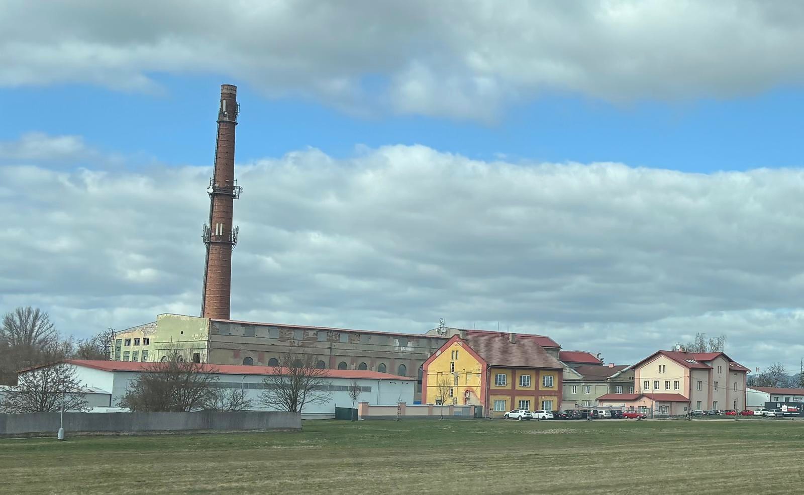 Pohled na areál Doksany s továrním komínem